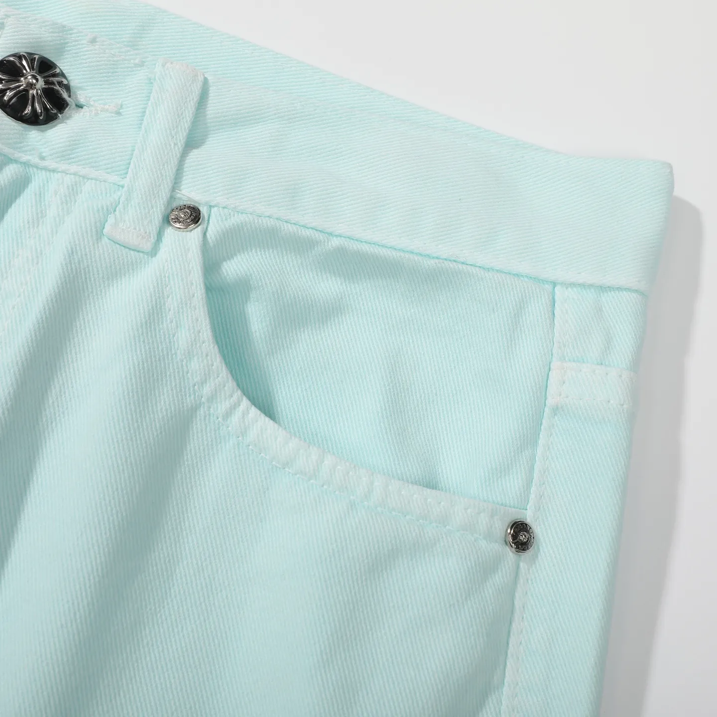 P260 Chrome Hearts light blue blue trousers, pink and blue patchwork leather couple's best friend jeans. CH jeans need to be washed and then disassembled and hand-stitched with sheepskin cross leather and then spliced ​​together. The whole piece has too many craftsmanship to explain. The patches are decorated with cross flowers, and the high-waisted washed jeans! ! Absolutely high-end luxury products, god-level single products and super popular products, made with top heavy industry, a must-see magic weapon. Customized hardware. The fabric is thick and soft after washing. It has good breathability. Customized small leather label. Unique design. The details are simple and elegant, and the workmanship is exquisite. The entire trousers are neatly routed and the details are in place! It’s so cool that both men and women can easily control the genderless trend! Color: Picture color Size: 28 30 32 34 36
